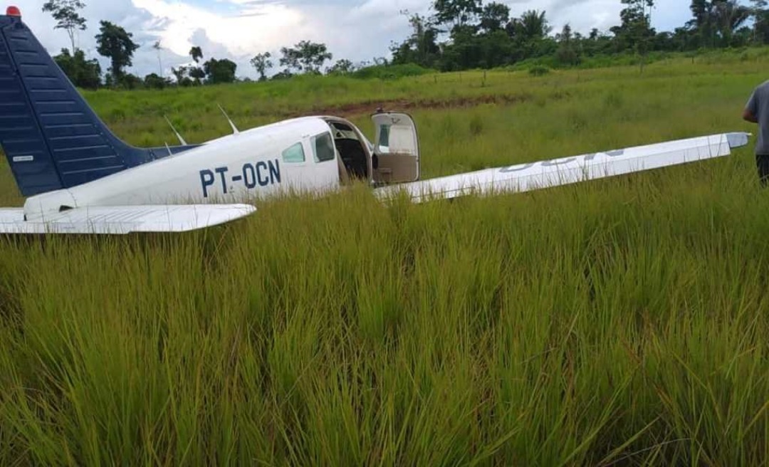 Susto: Avião sai da pista após trem de pouso quebrar 